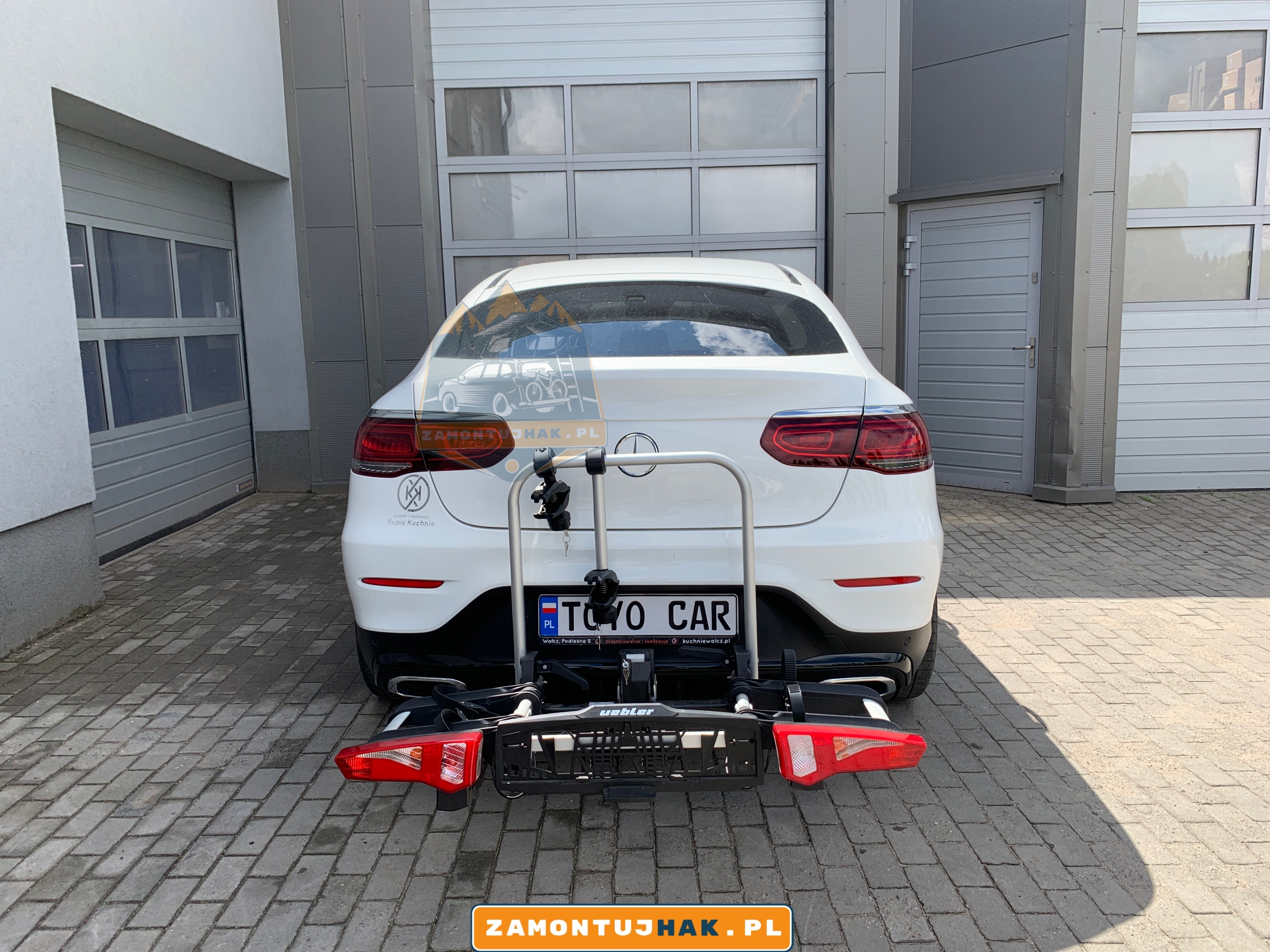 Wygodny bagażnik rowerowy Uebler i21 na Mercedesie GLC - zapewnij sobie przyjemne podr&oacute;że rowerowe